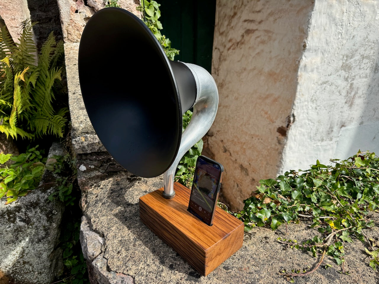 Phonograph Speaker Horn Acoustic Amplifier for Smart Phones